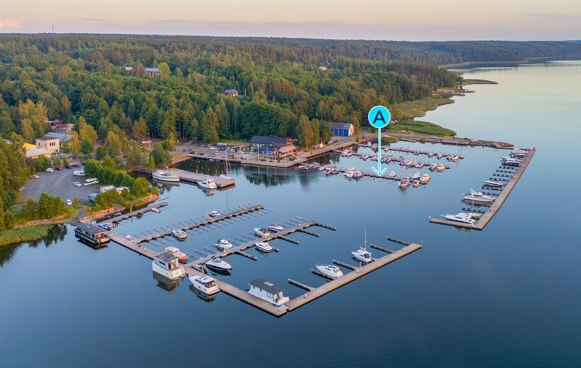 Mathildedalin satama kuvattu ylhäältä päin, metsää, merta, laitureita ja veneitä