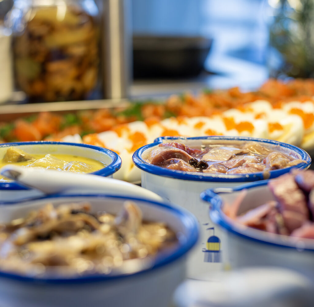 Saaristolaisbuffetpöydässä on erilaisia sillejä ja kalaa sekä kananmunia