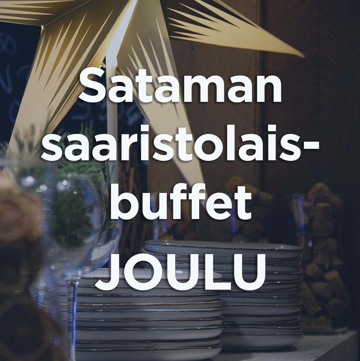 Ravintolapöytään on katettuna kiiltäviä lautasia, ja iso tähden muotoinen valaisin
