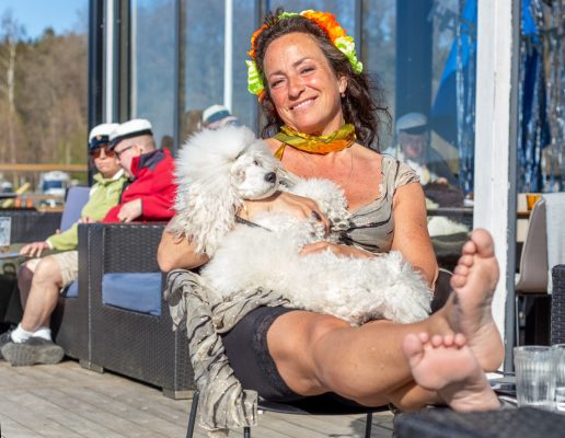 Ihana keli Mathildan Marinassa vappuna ja ihmisiä terassilla auringossa