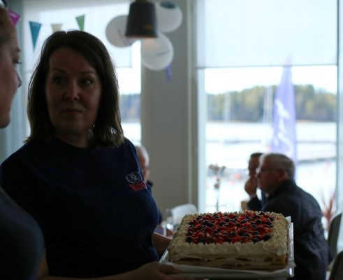 Mathildan Marinan syntymäpäiväjuhlien kakku ja vappujuhlijat
