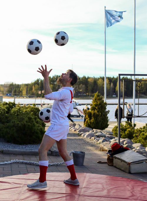 Vappujuhlien vetonaula jonglööri Mathildan Marinan vappujuhlissa